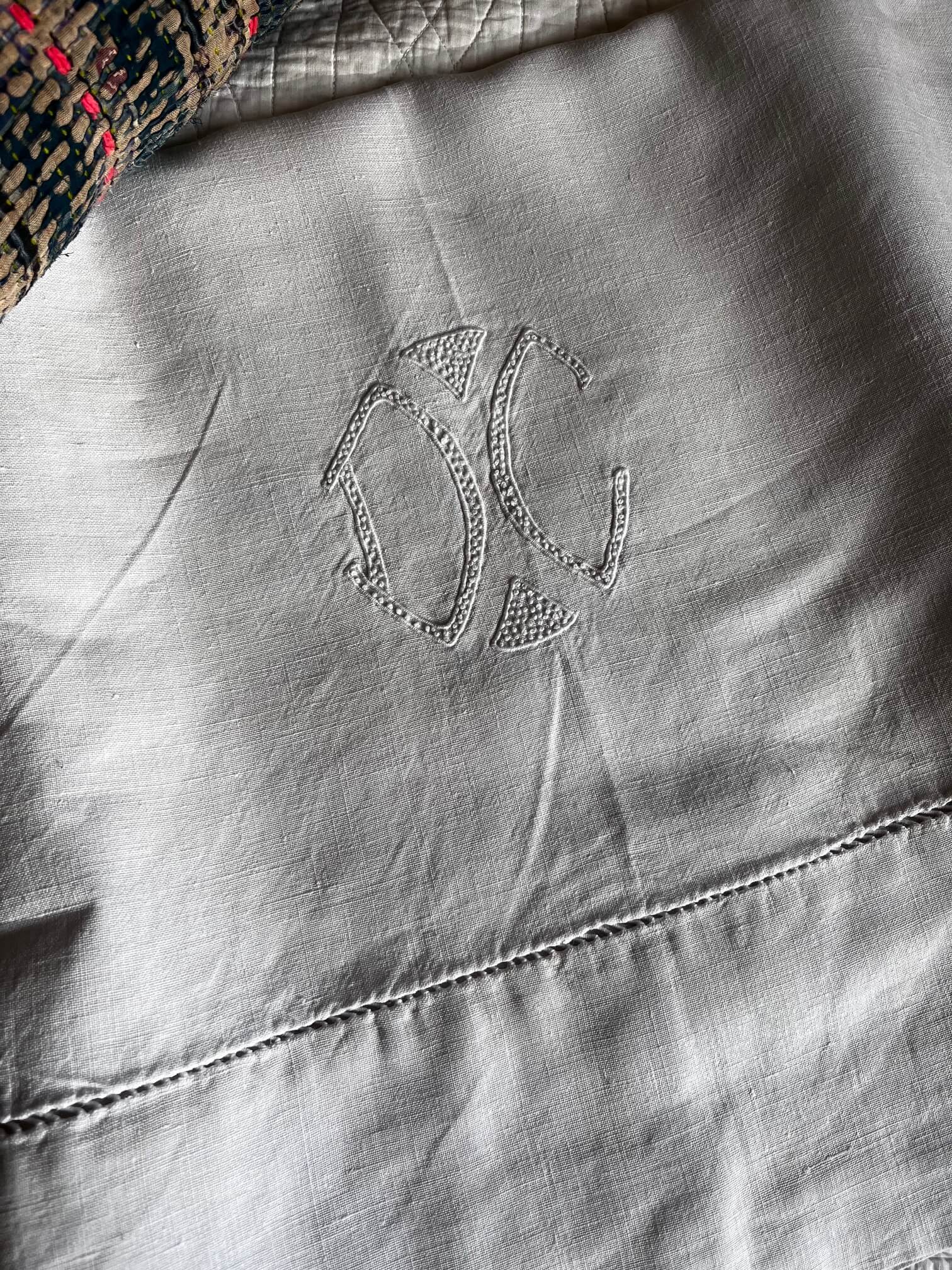 Linge ancien en lin brodé, drap vintage pour décoration intérieure