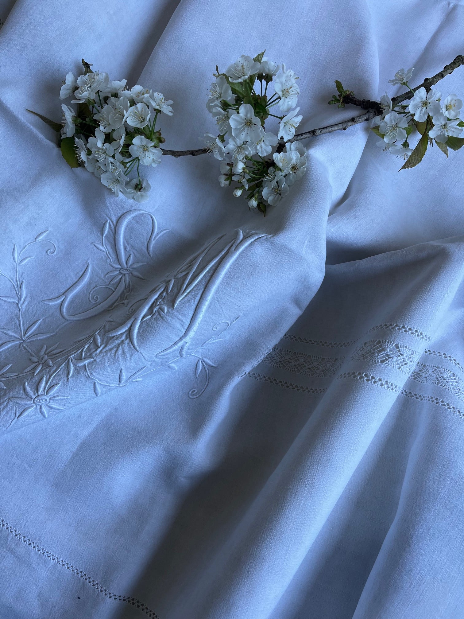 Drap ancien brodé à la main avec monogramme SM, fleurs et jours échelle, en coton et lin blanc naturel