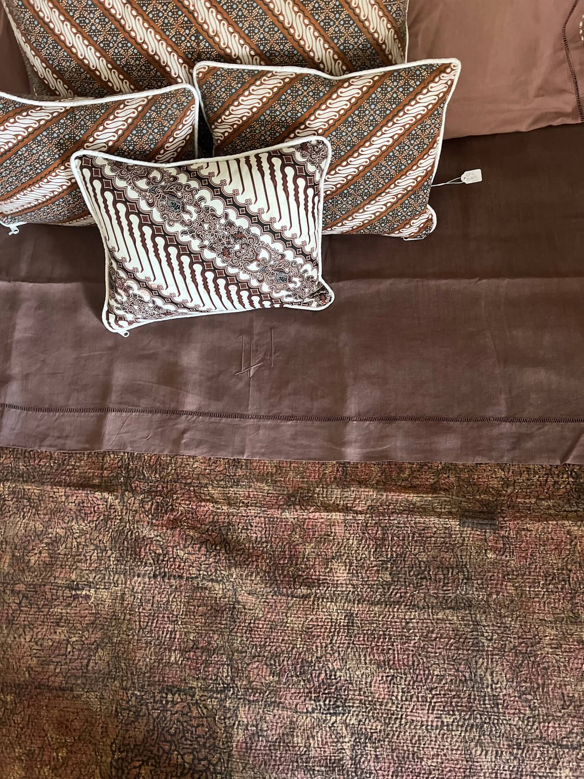 Détail du drap ancien en lin teint dans une nuance moka