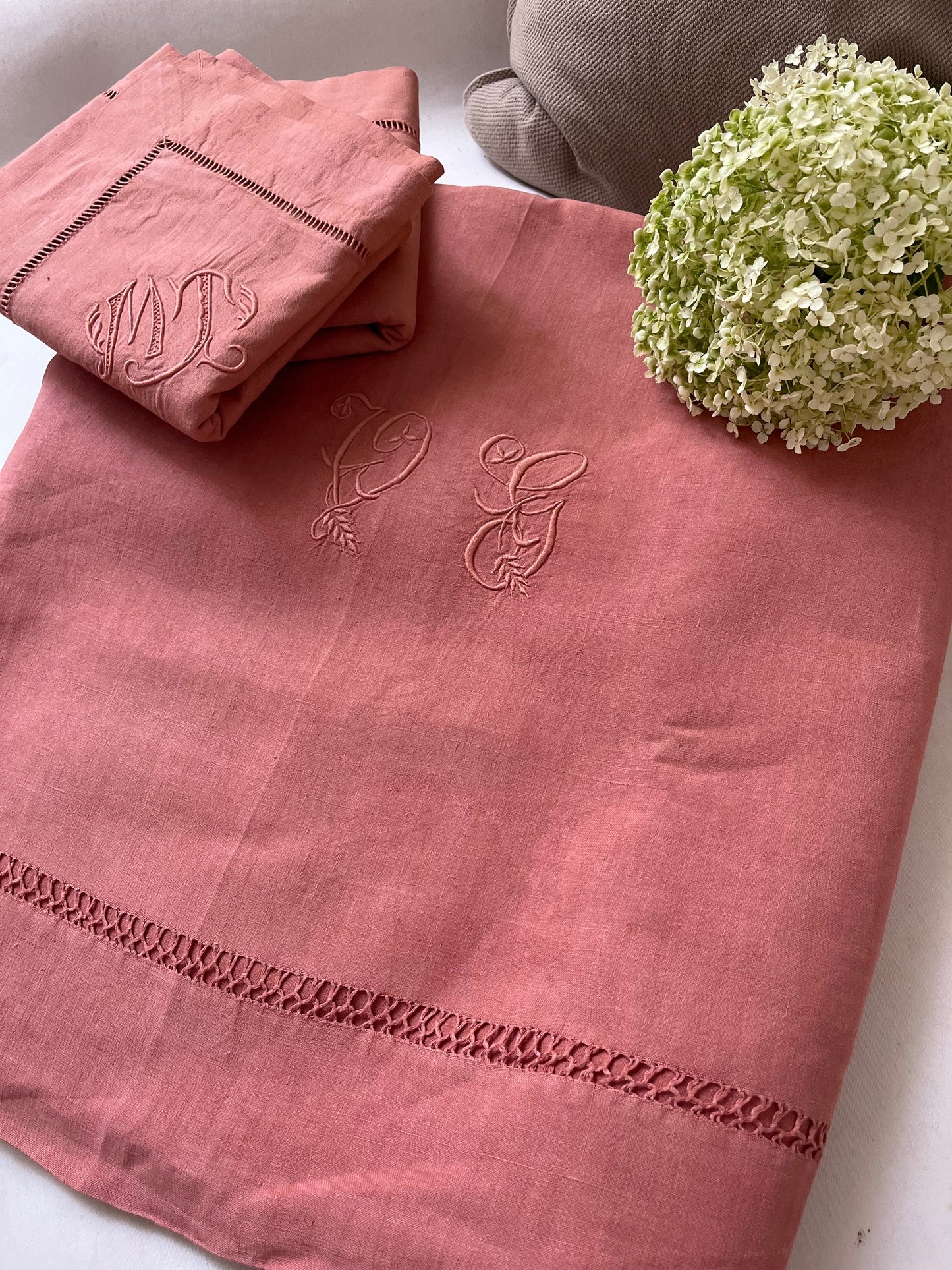 Drap ancien en lin teint terracotta avec deux taies brodées et monogrammées, pièce unique de linge de maison ancien.