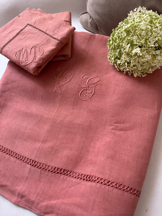 Drap ancien en lin teint terracotta avec deux taies brodées et monogrammées, pièce unique de linge de maison ancien.
