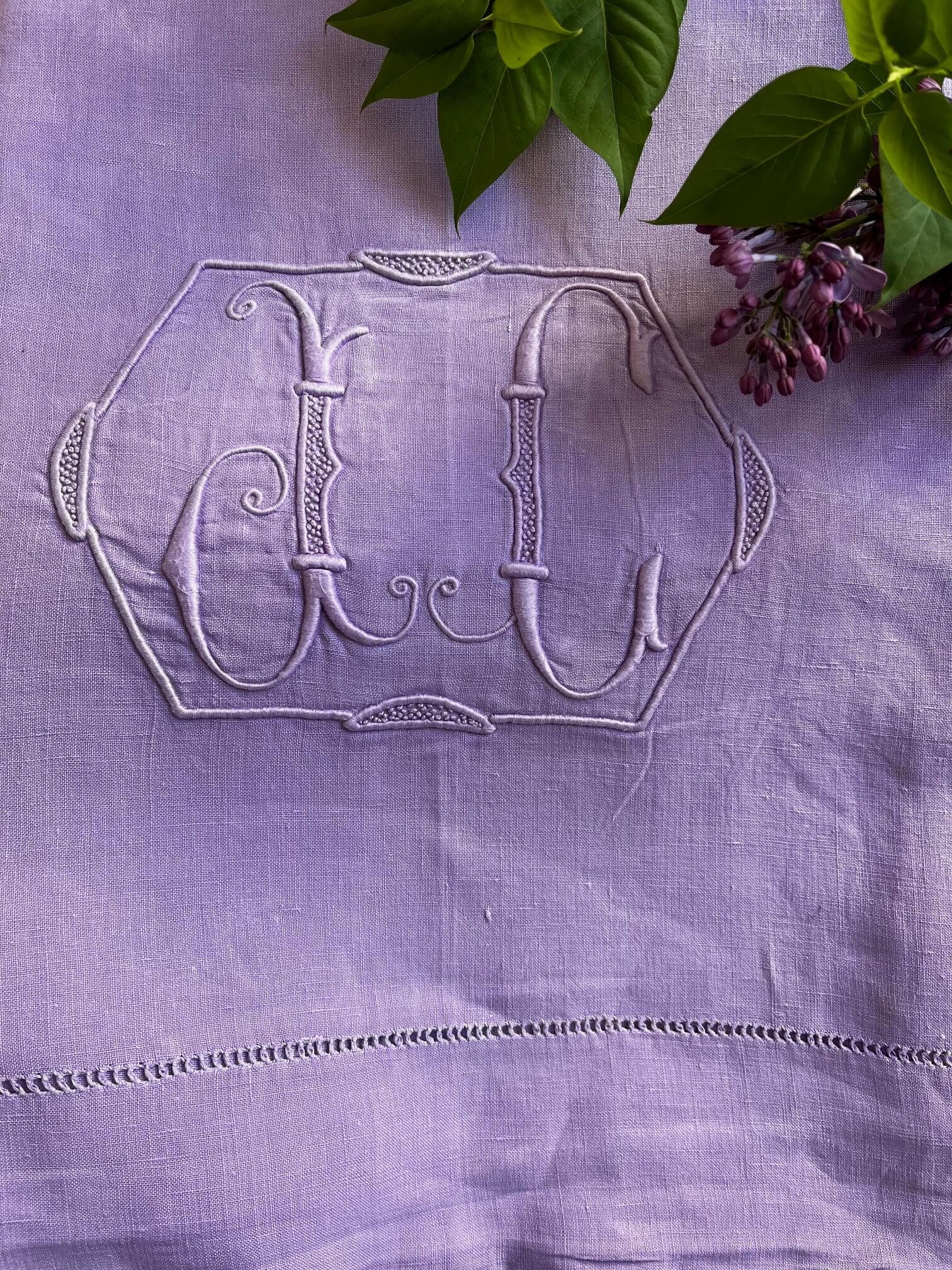 Linge de maison ancien revalorisé, drap vintage en coton et lin brodé, teint en mauve