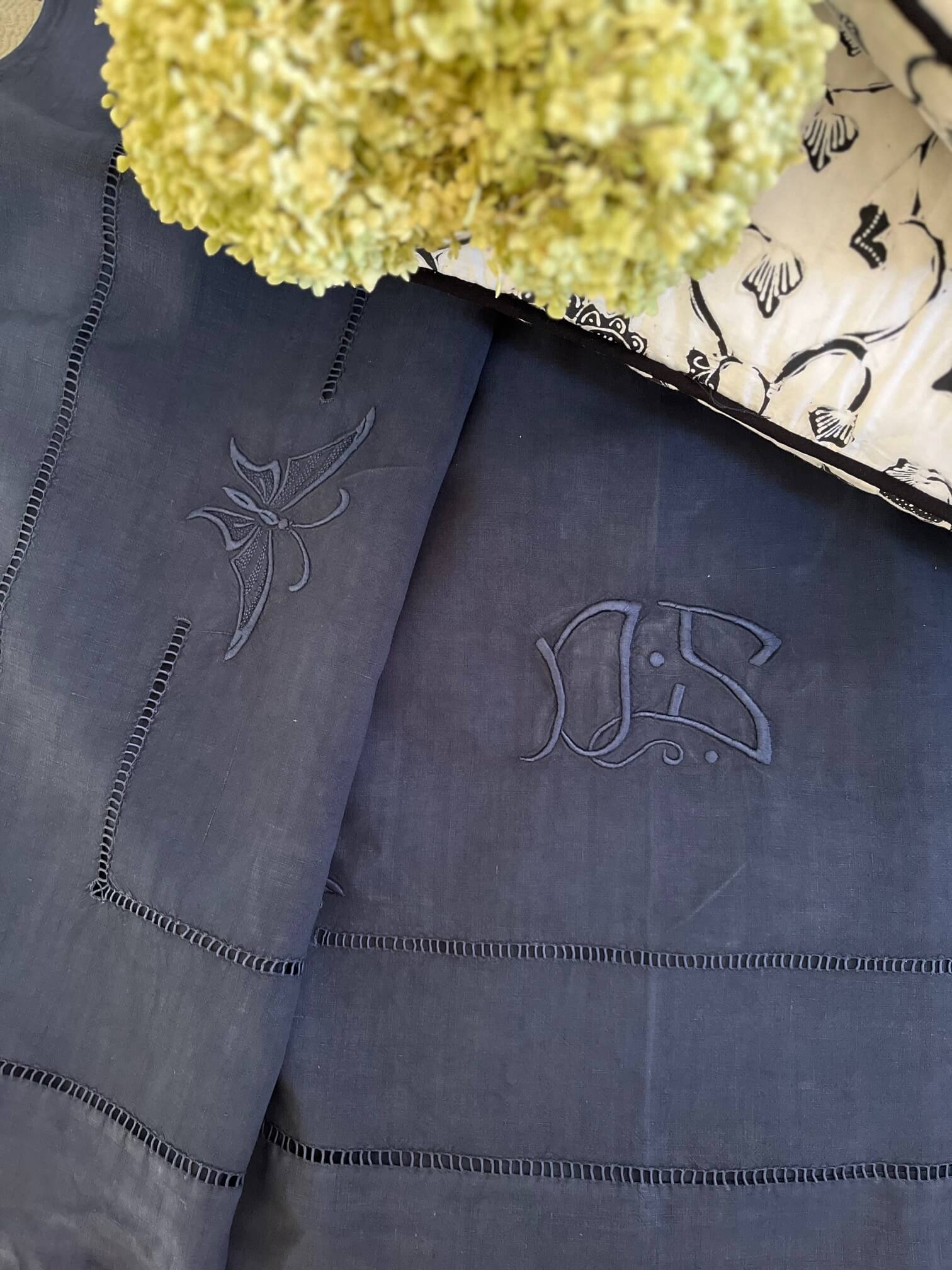 Drap ancien teint en bleu nuit avec taies dépareillées, style authentique