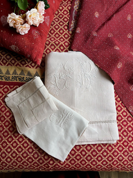 Drap ancien en lin beige avec broderies, accompagné de deux taies assorties