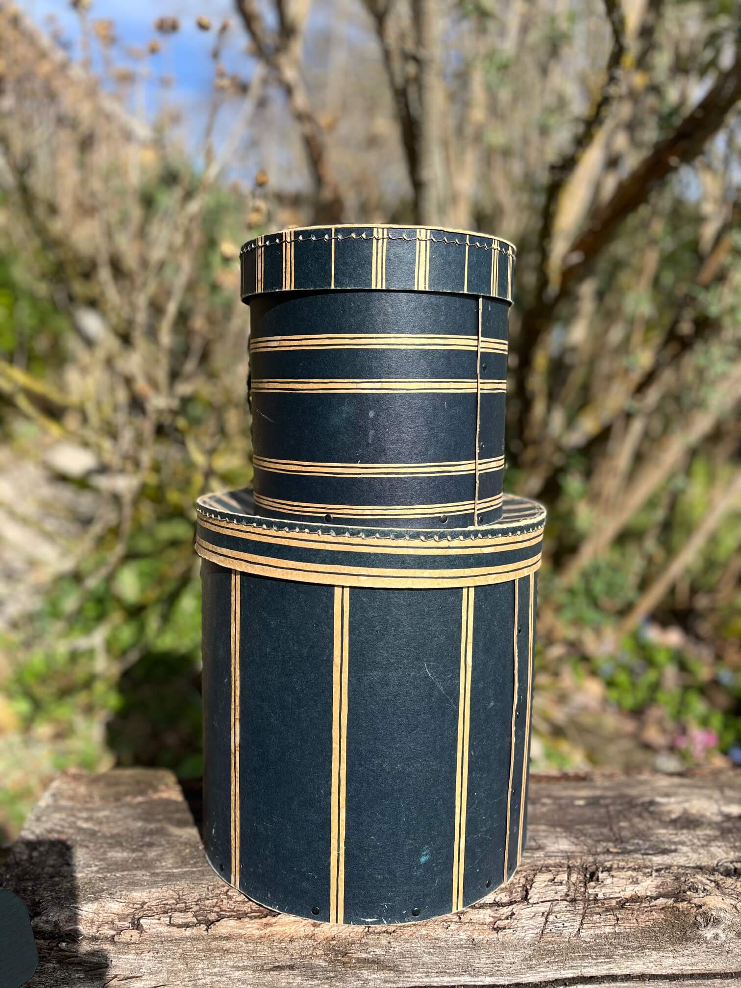 Duo de boîtes rondes patinées noir, parfaites pour une décoration vintage et élégante
