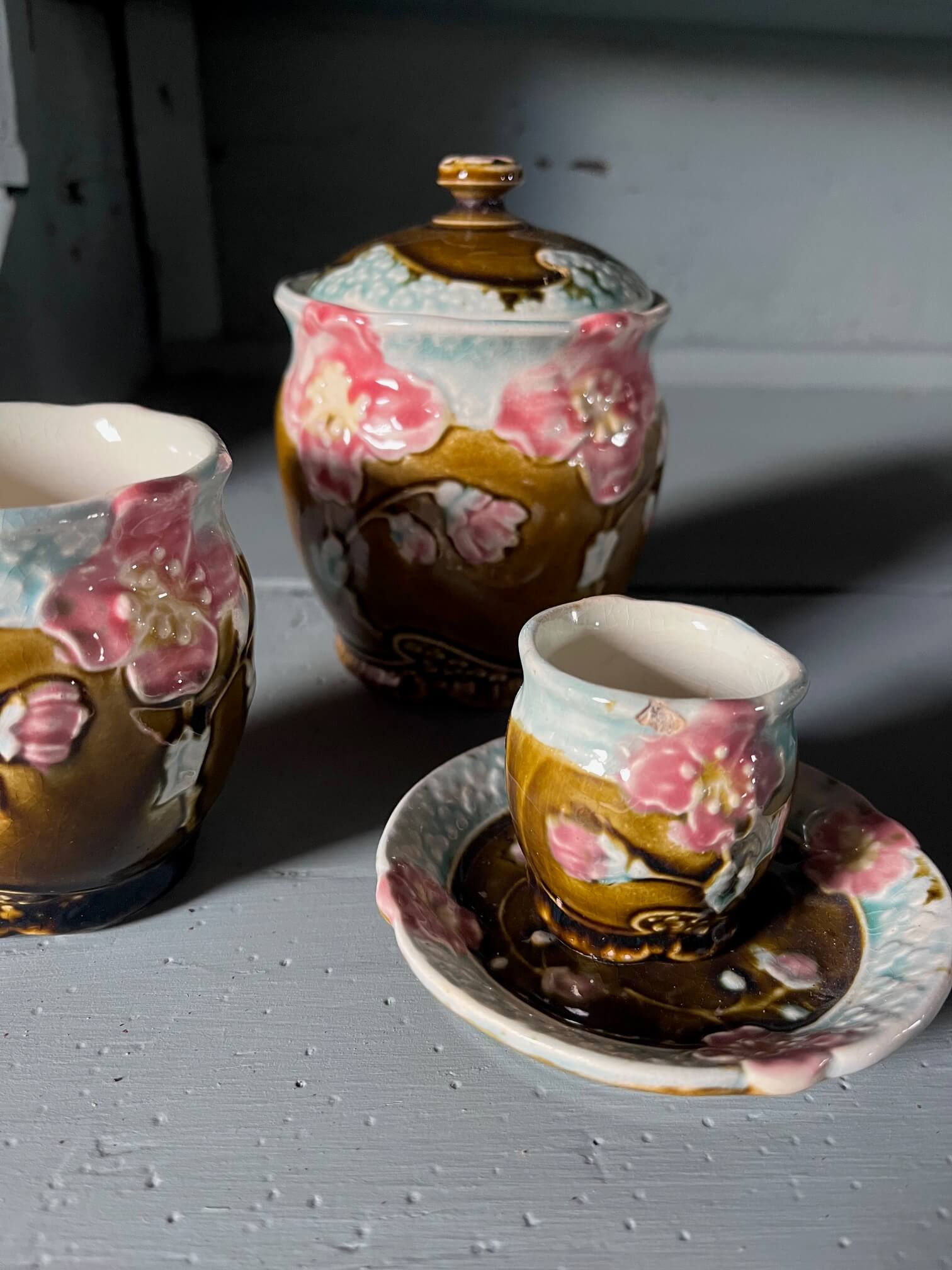 Ensemble ancien en faience barbotine florale style Art nouveau avec fleurs roses en relief