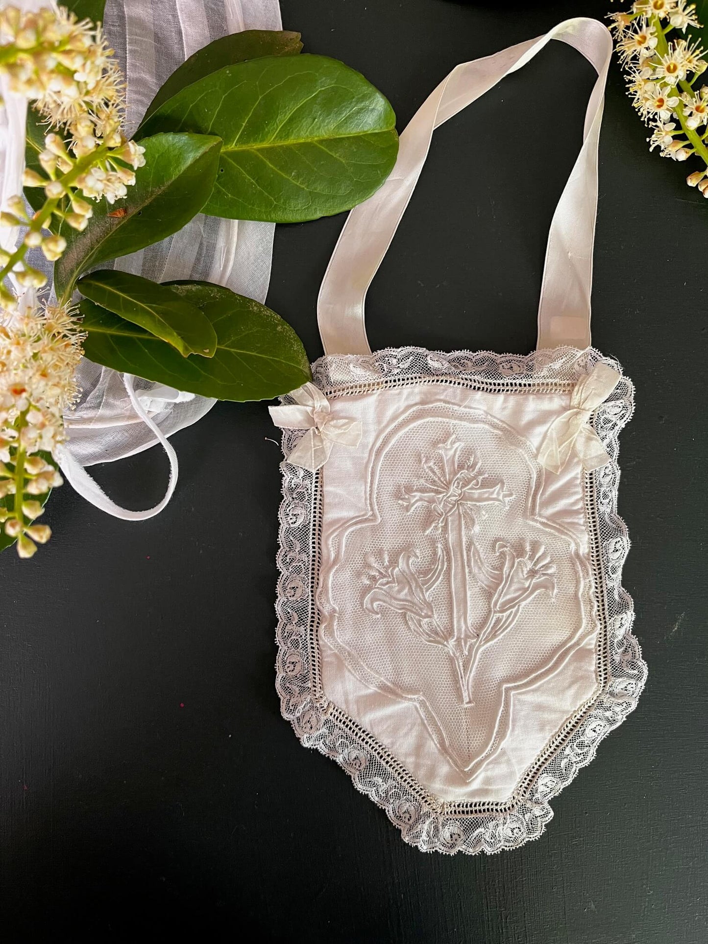 Aumônière de communion ancienne brodée avec dentelle fine