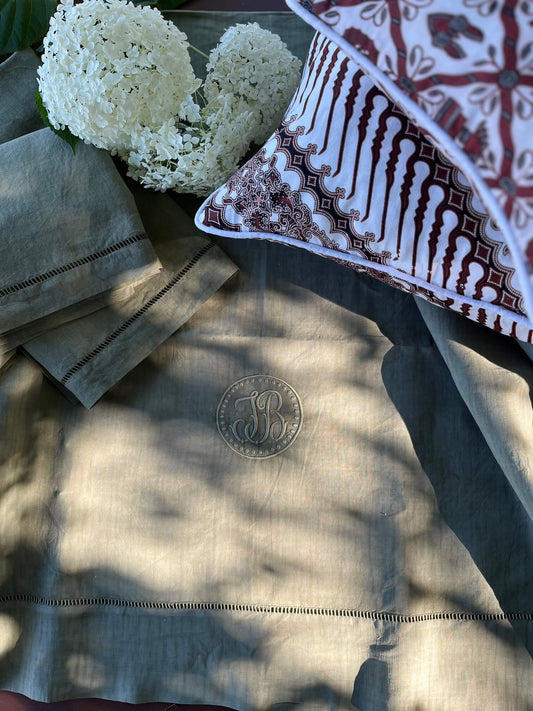 Ensemble de drap ancien et taies en lin kaki, linge de maison vintage brodé à la main
