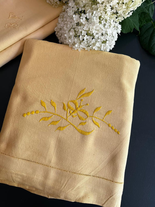 Ensemble drap ancien et taies brodées jaunes, linge de lit vintage