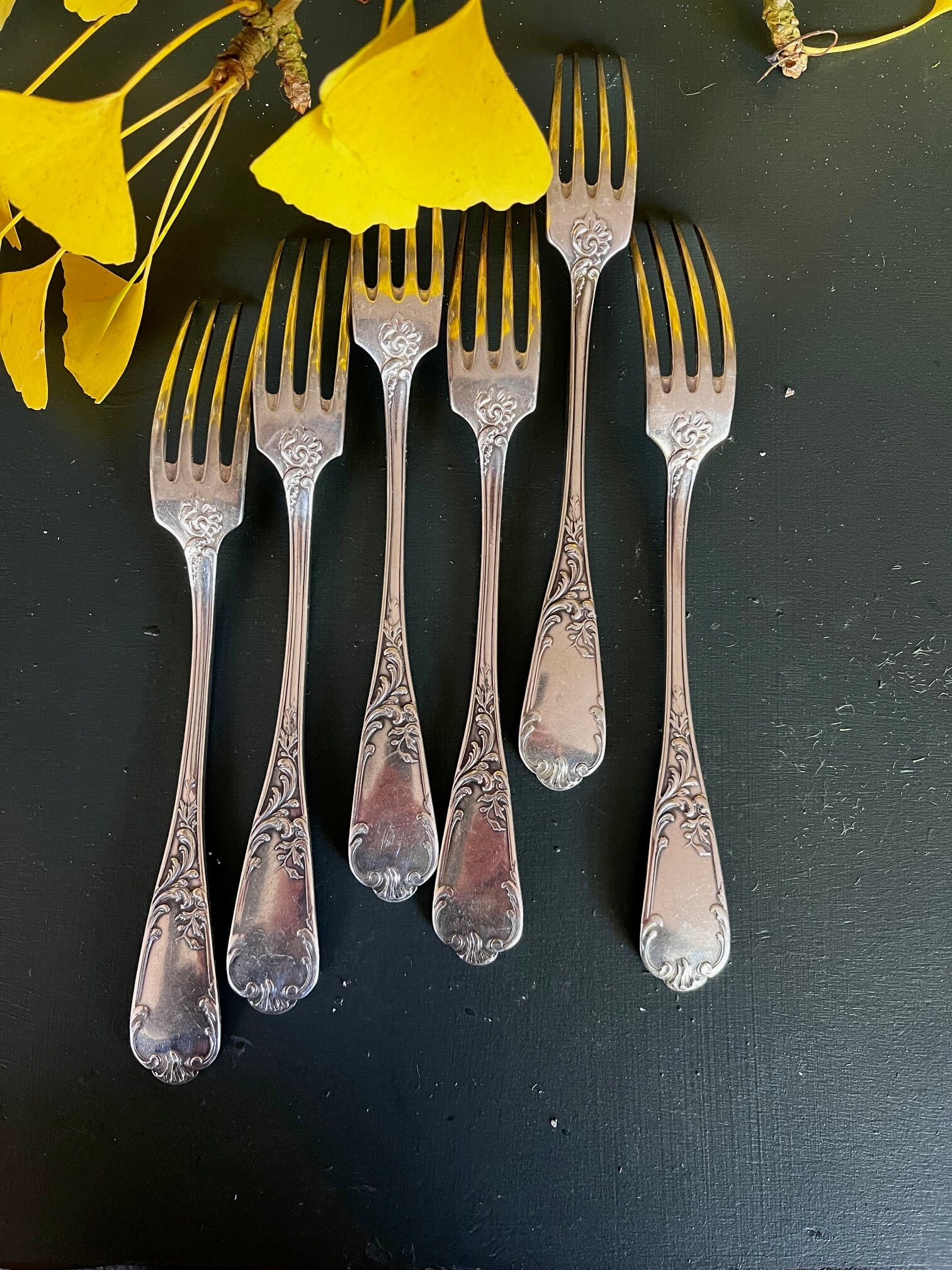 Argenterie ancienne chic et dépareillée – table vintage