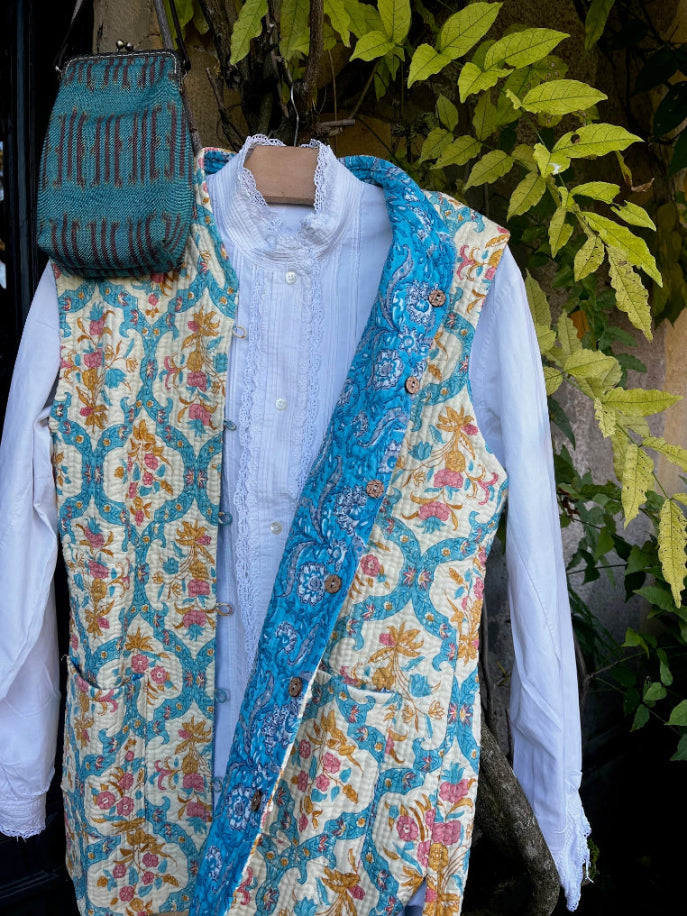 Gilet Kantha Adriana côté bleu sans manches porté, coton naturel taille M femme