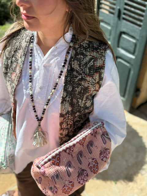 Gilet bohème femme Lola en Kantha indien porté avec une chemise blanche