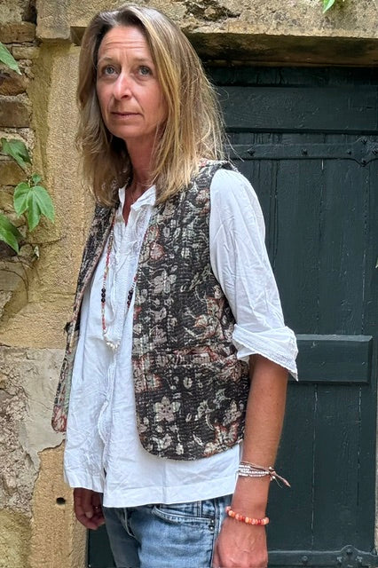 Gilet Kantha Block Print femme Lola porté sur une chemise blanche