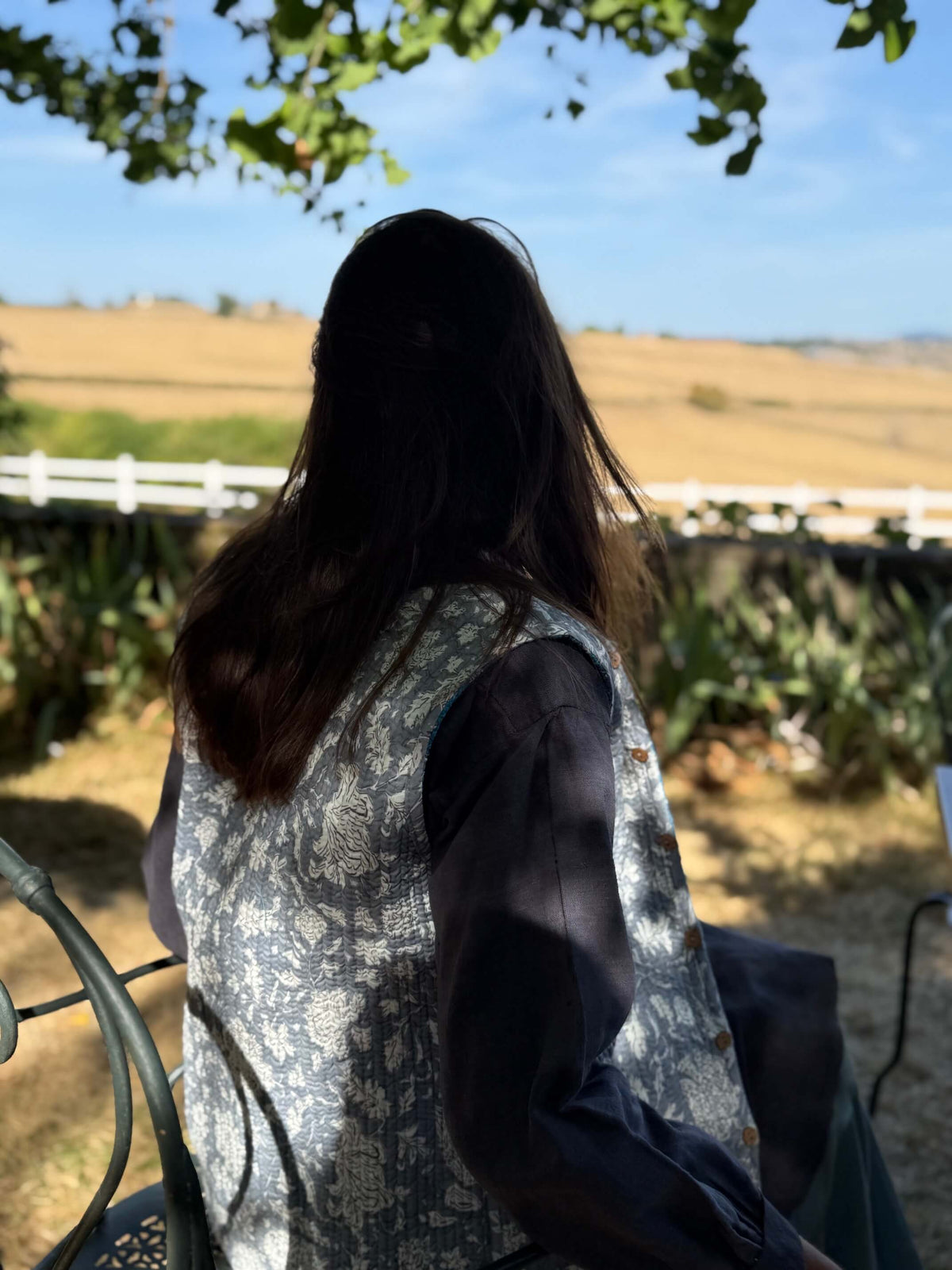 Gilet Kantha Émilie sans manches côté gris et blanc