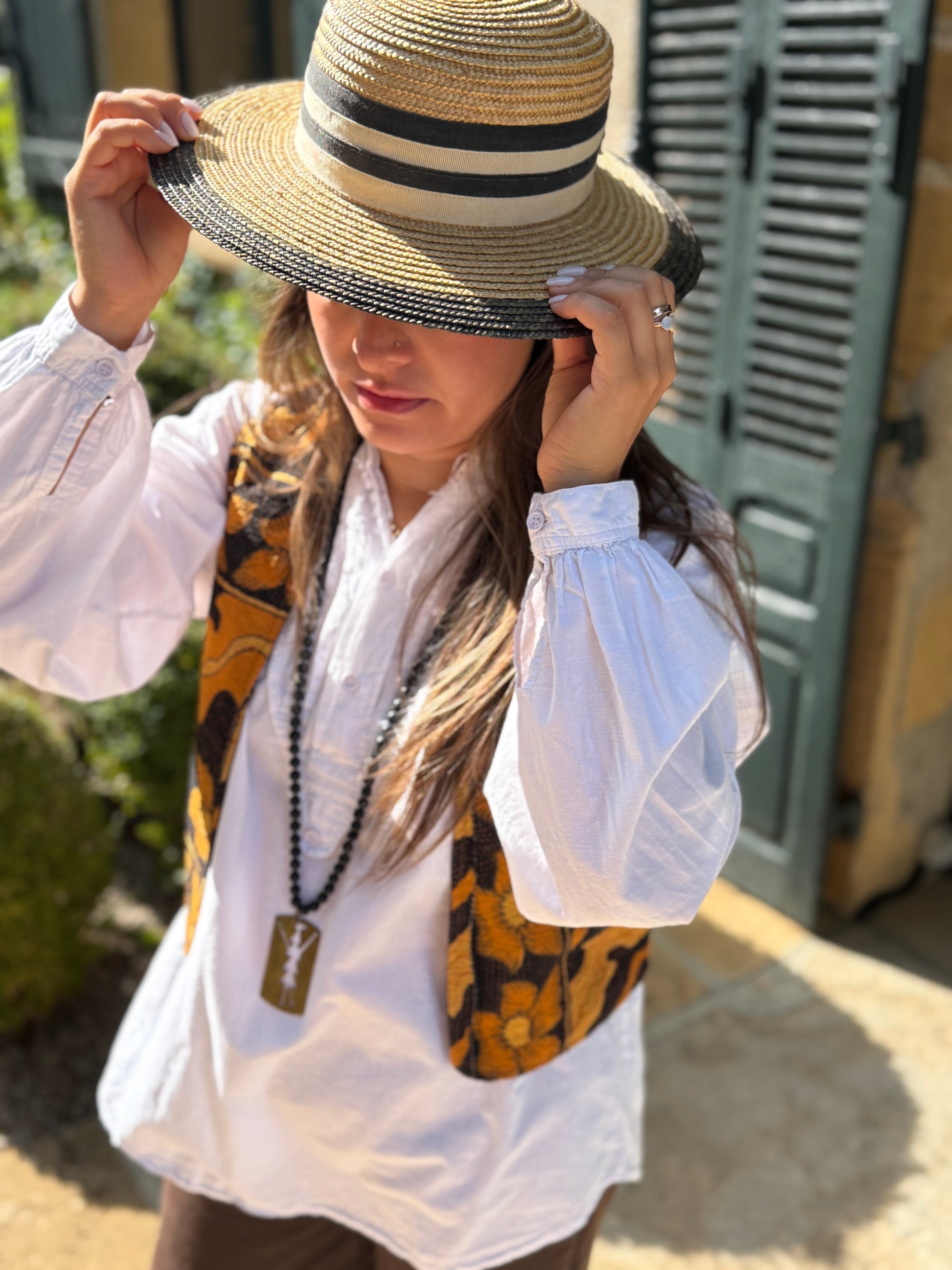 Gilet Kantha femme Joséphine ocre et noir porté sur une chemise blanche