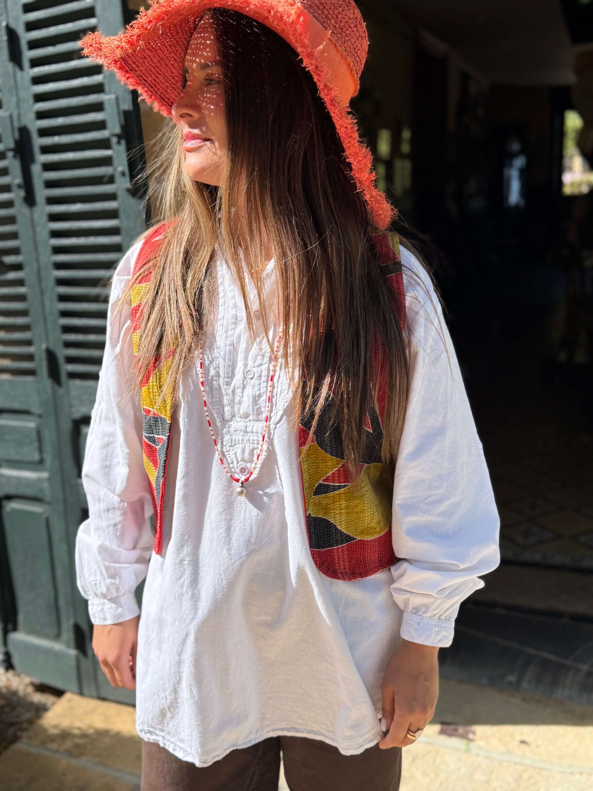 Gilet Kantha femme Joséphine rouge et noir porté