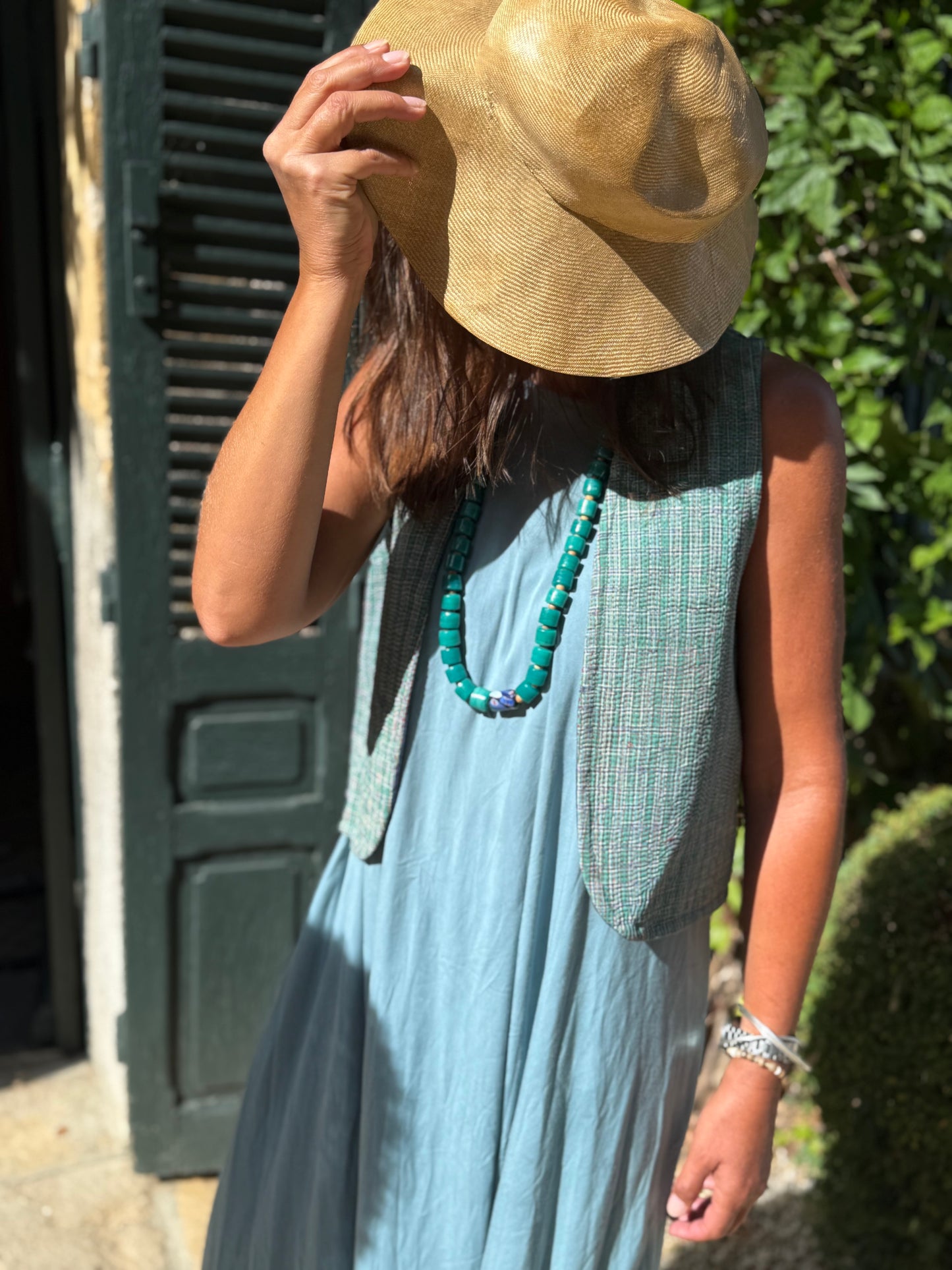 Gilet Kantha femme Joséphine vert d'eau porté sur une robe