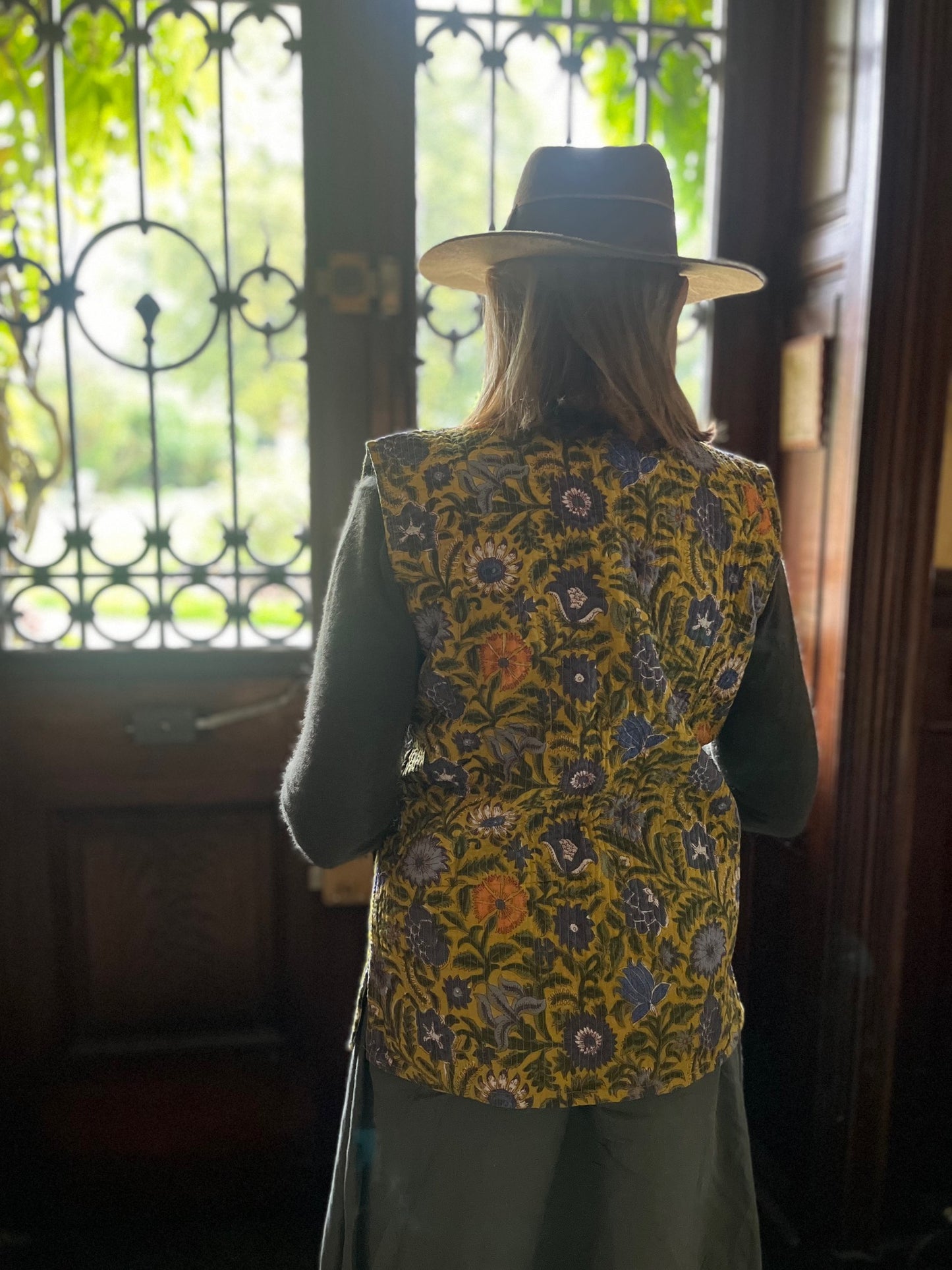 Gilet Kantha Laure porté ouvert, style bohème femme avec motifs floraux