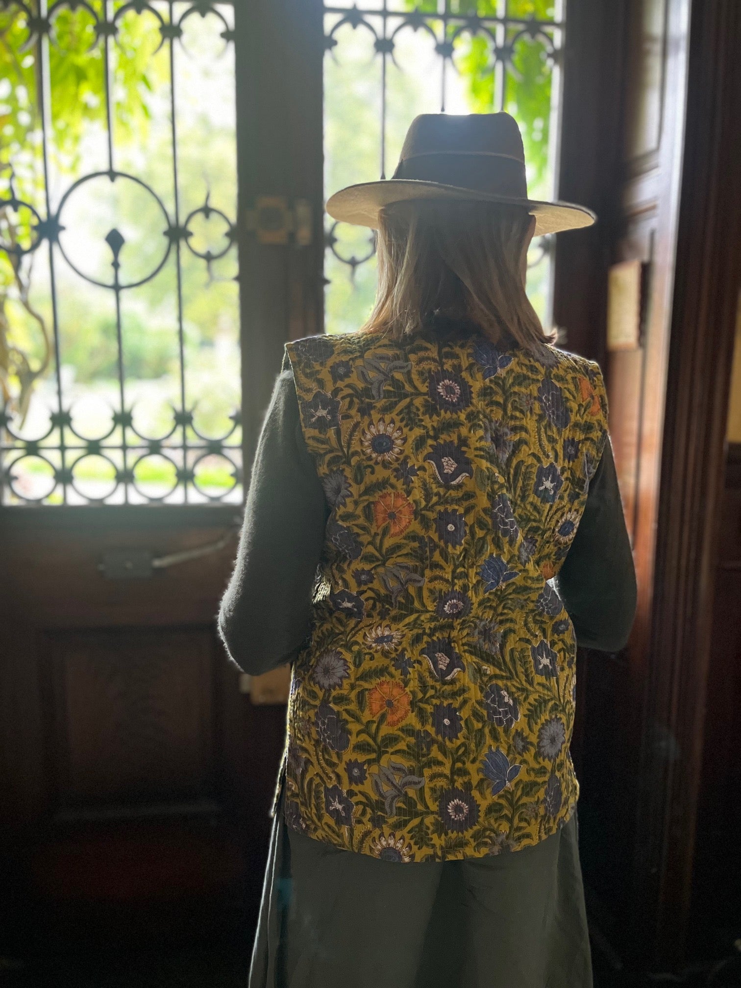 Gilet Kantha Laure porté ouvert, style bohème femme avec motifs floraux