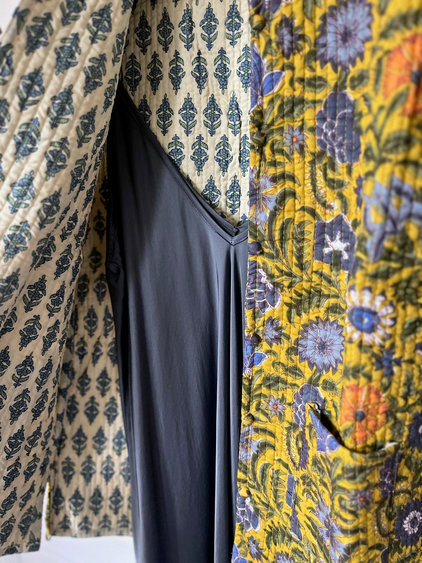 Mise en scène gilet Kantha Laure avec accessoires mode bohème femme