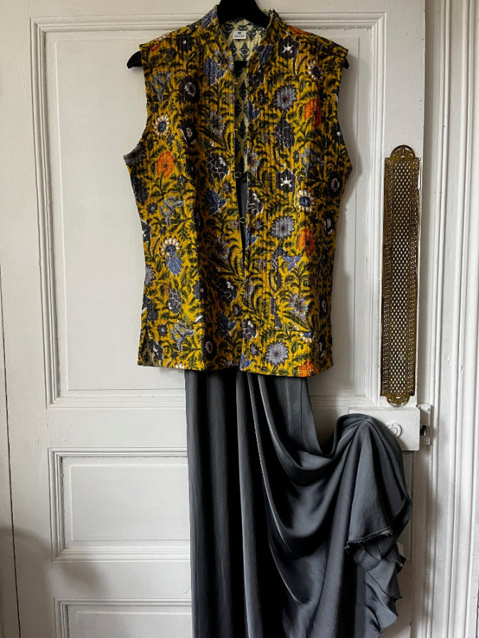 Gilet Kantha Laure réversible montrant les deux faces, art textile floral traditionnel