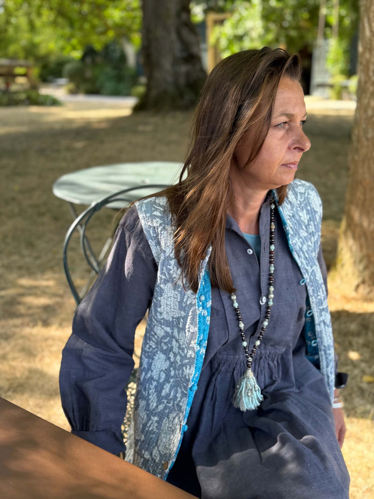 Gilet Kantha réversible Émilie porté par une femme