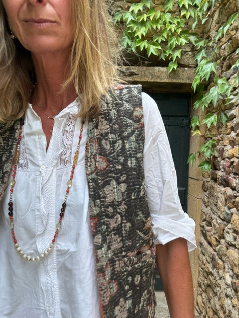 Détail du gilet Lola en Kantha Block Print indien et de ses motifs artisanaux