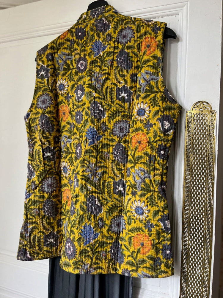 Gilet Kantha sans manches porté fermé, coton naturel motifs floraux femme