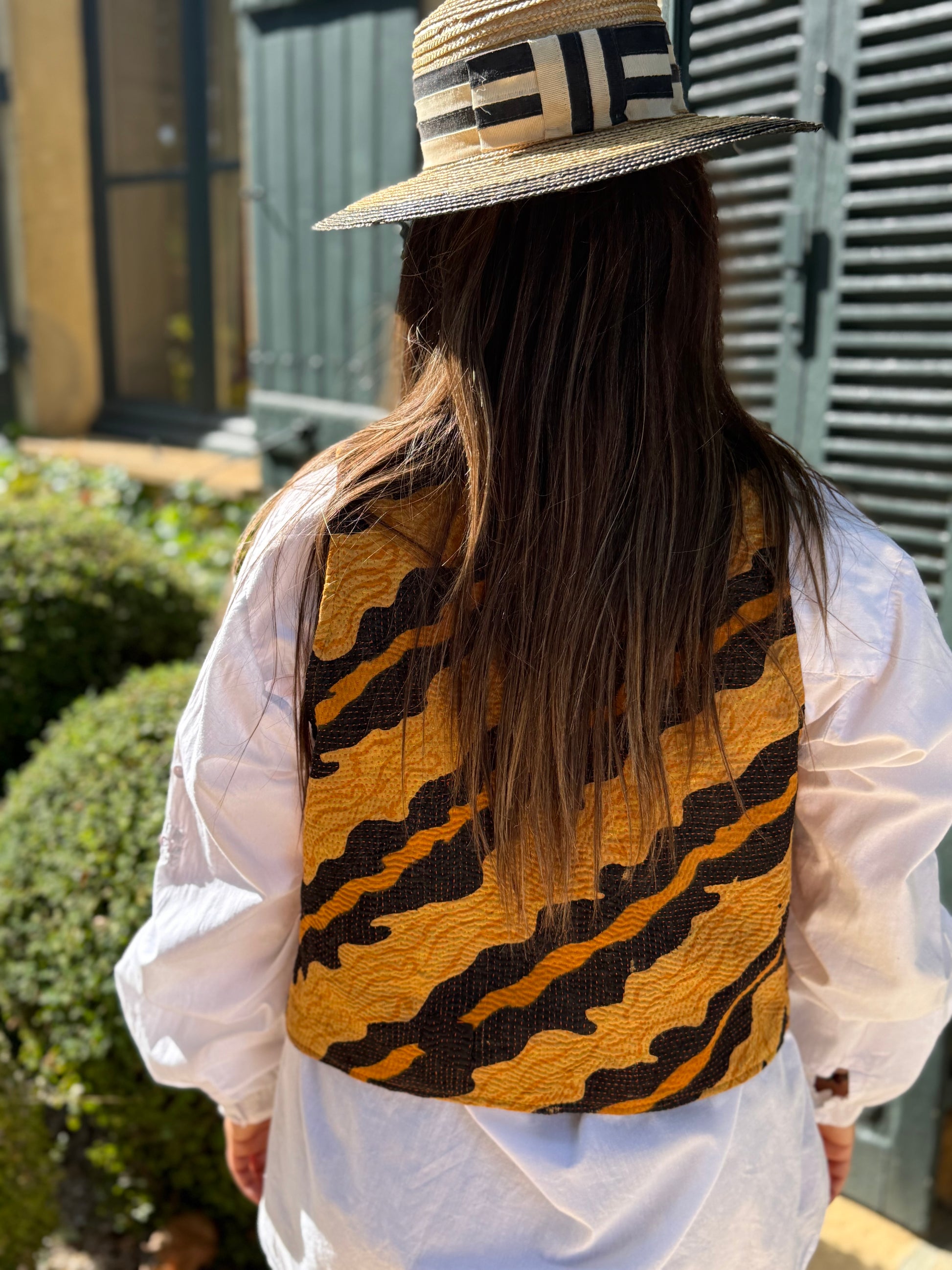 Gilet sans manches Joséphine en Kantha indien ocre et noir vue de face