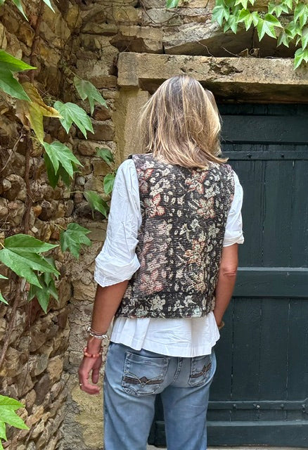 Vue de dos du gilet sans manches femme Lola en Kantha indien