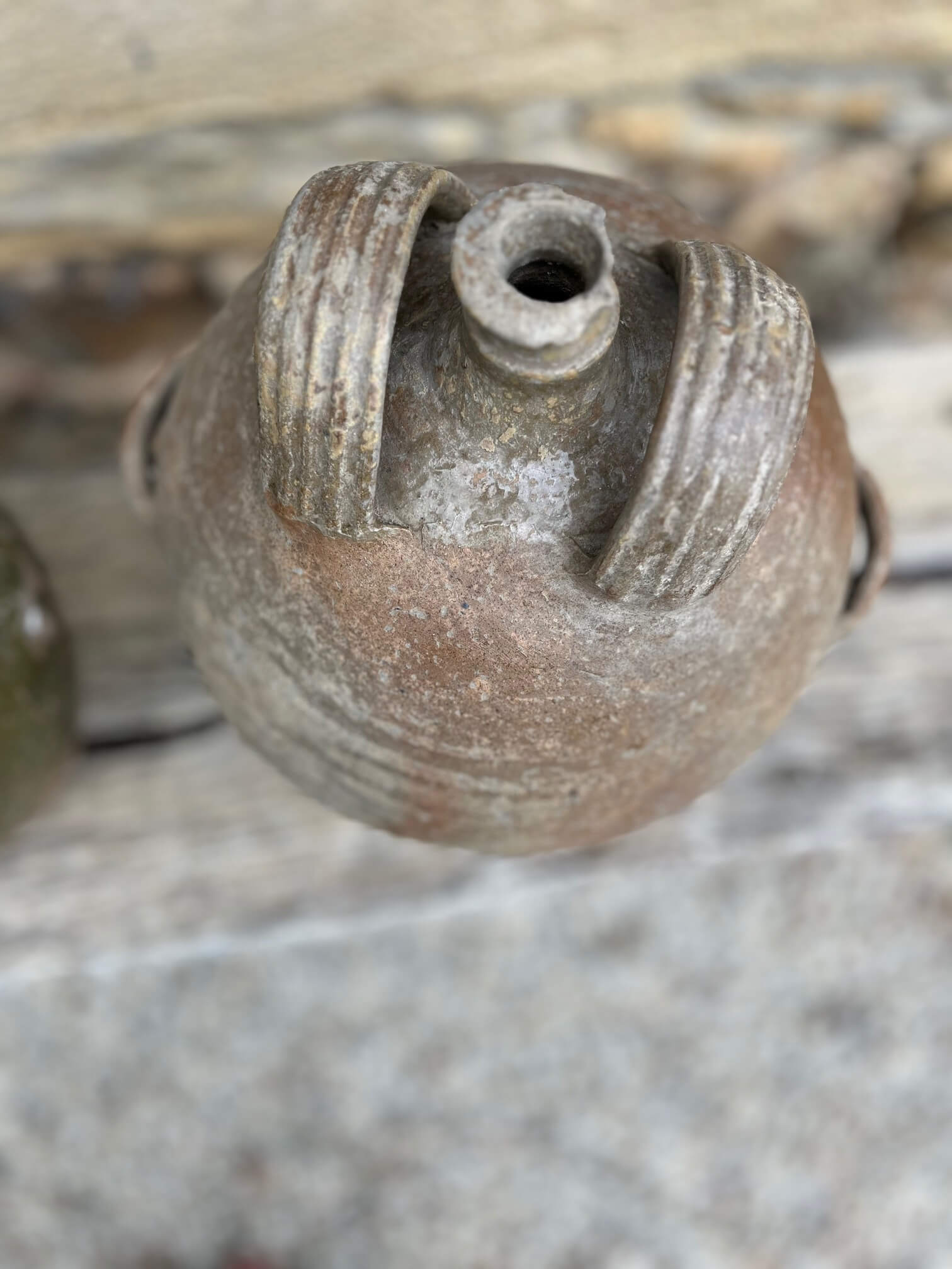 Détail d’une anse sur une grande cruche ancienne vernissée