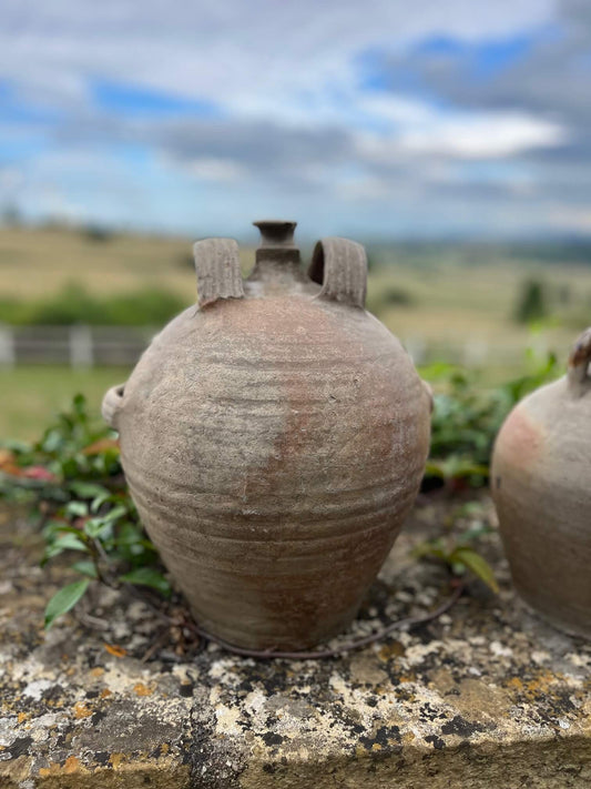 Grande cruche ancienne en terre cuite vernissée à deux anses – vue de face