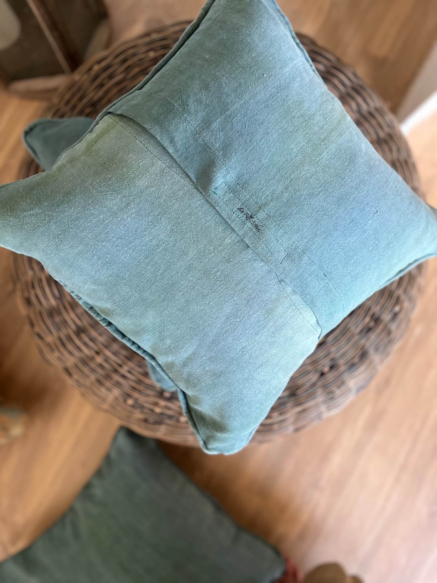 Housse de coussin turquoise en lin 40x40 cm vue de dos teinte tie dye artisanale