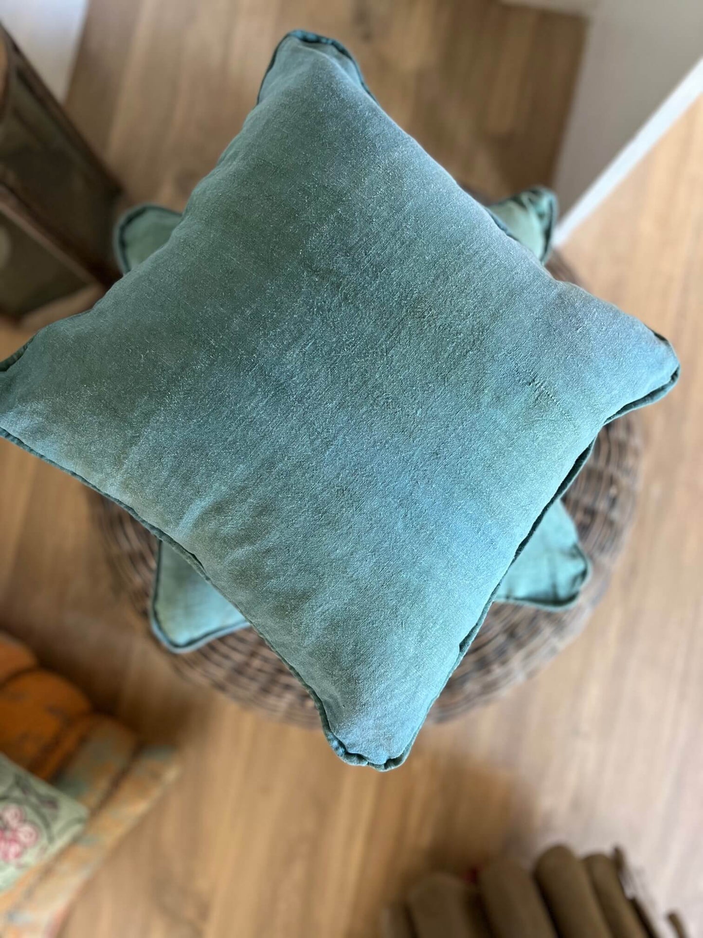 Zoom sur la texture du lin de la housse de coussin turquoise 40x40 cm teinte tie dye