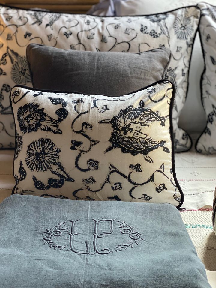 Housses de coussin Black & White posées sur un canapé