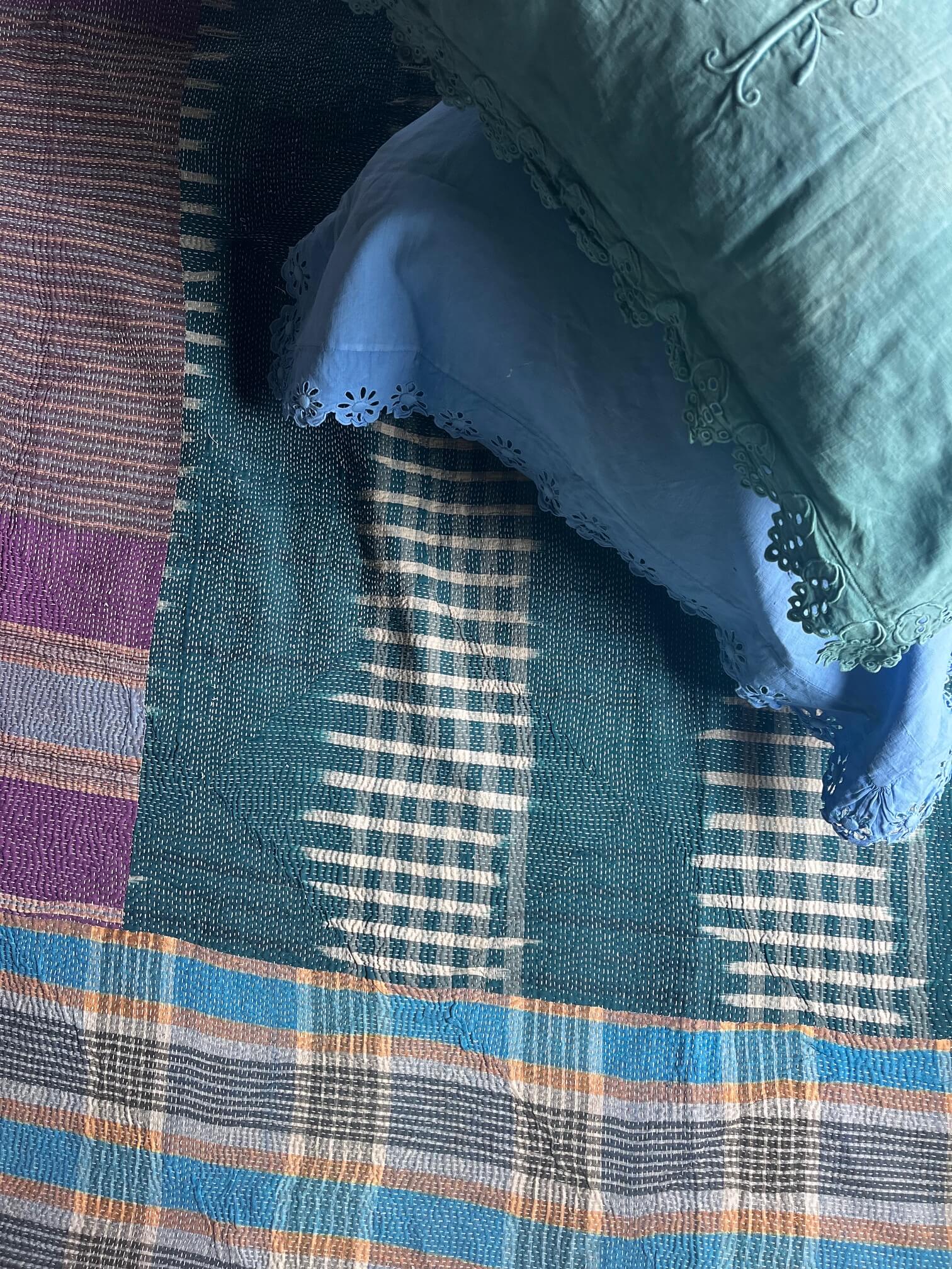 Couvre-lit bohème en kantha indien vert textile traditionnel