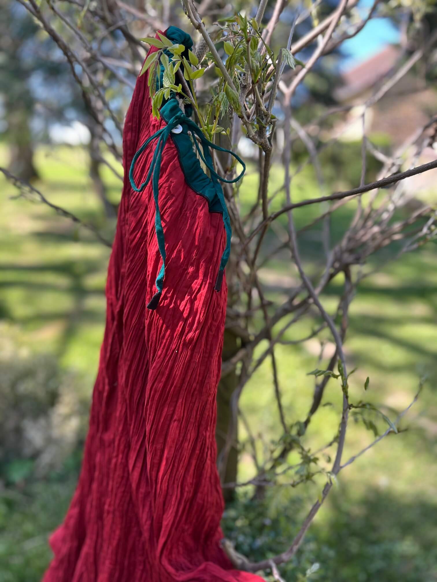 Jupe artisanale rouge en coton, non réversible, intérieur imprimé de fleurs rouges et vertes – taille réglable
