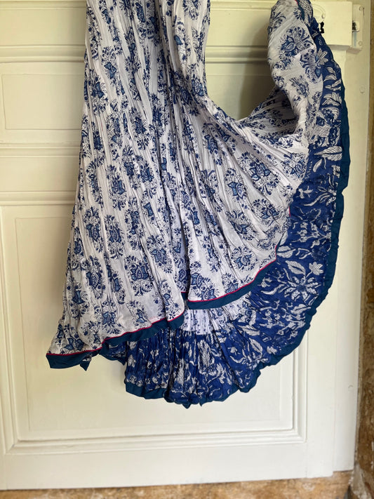 Jupe longue Joséphine portée – imprimé floral bleu blanc – taille unique bohème chic