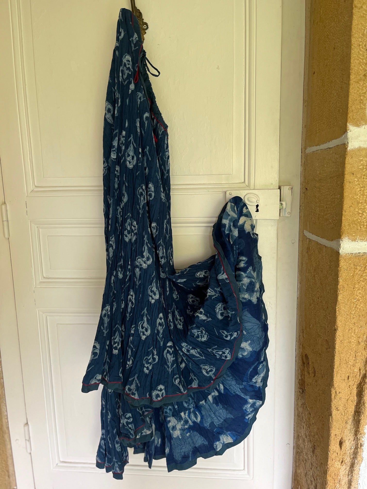 Jupe longue indigo en coton avec motifs, coupe fluide et ample