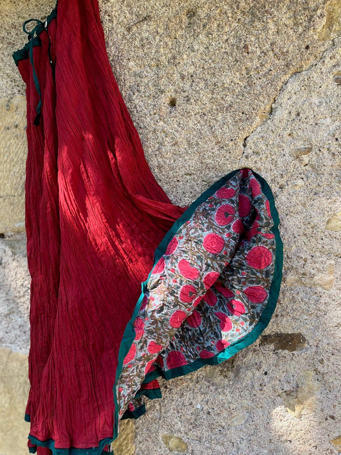 Jupe longue en coton rouge coquelicot, lien à nouer, intérieur fleuri non réversible – 90 cm, pièce estivale bohème