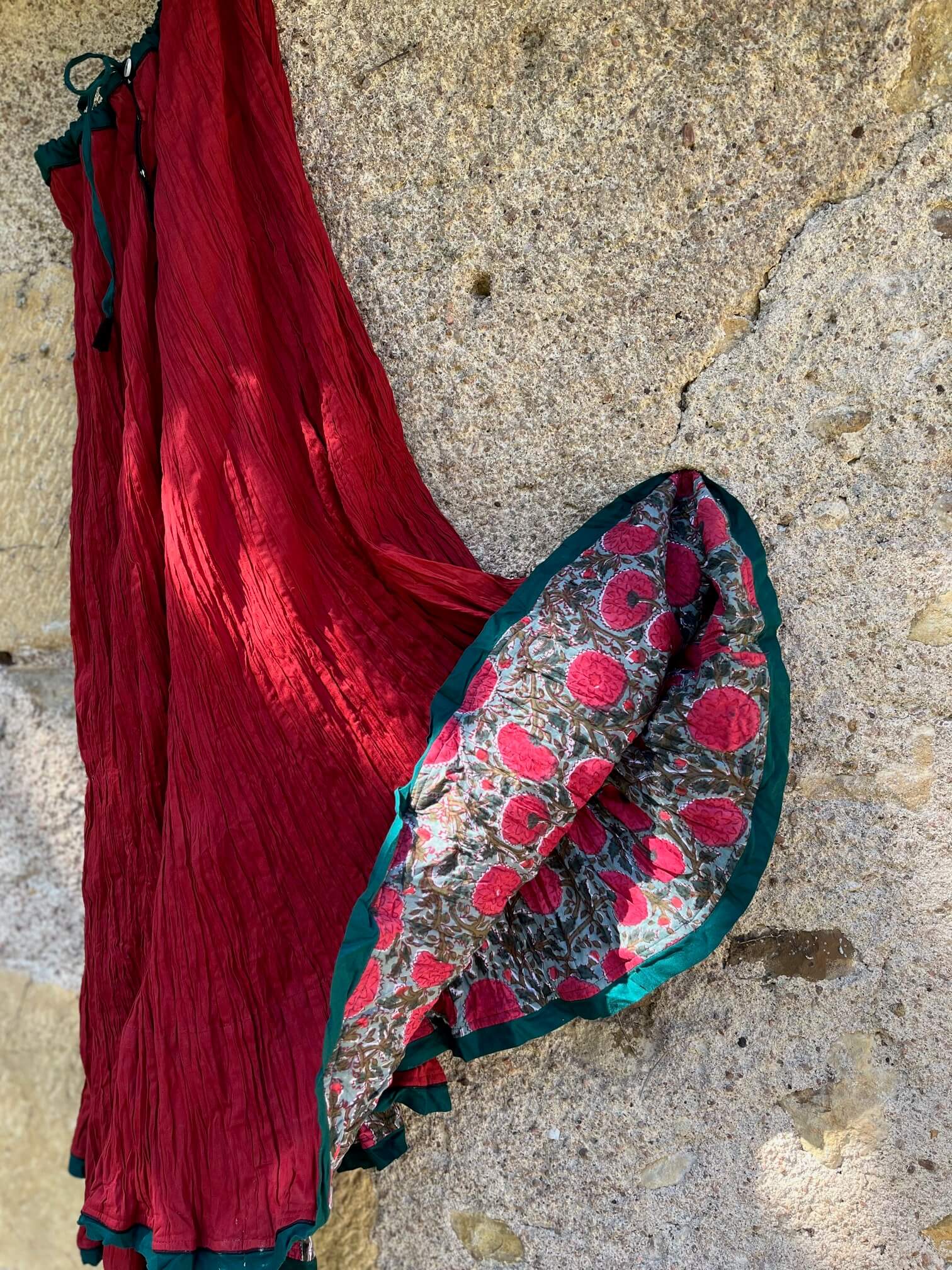 Jupe longue en coton rouge coquelicot, lien à nouer, intérieur fleuri non réversible – 90 cm, pièce estivale bohème