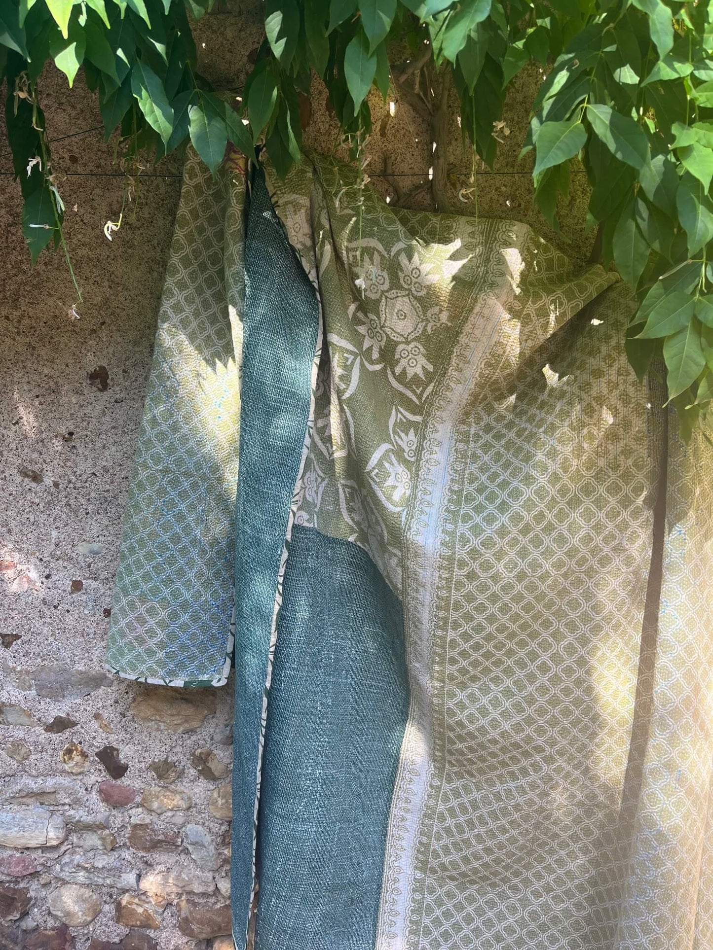 Kantha indien artisanal vert sauge réversible en coton pour décoration bohème et maison de campagne