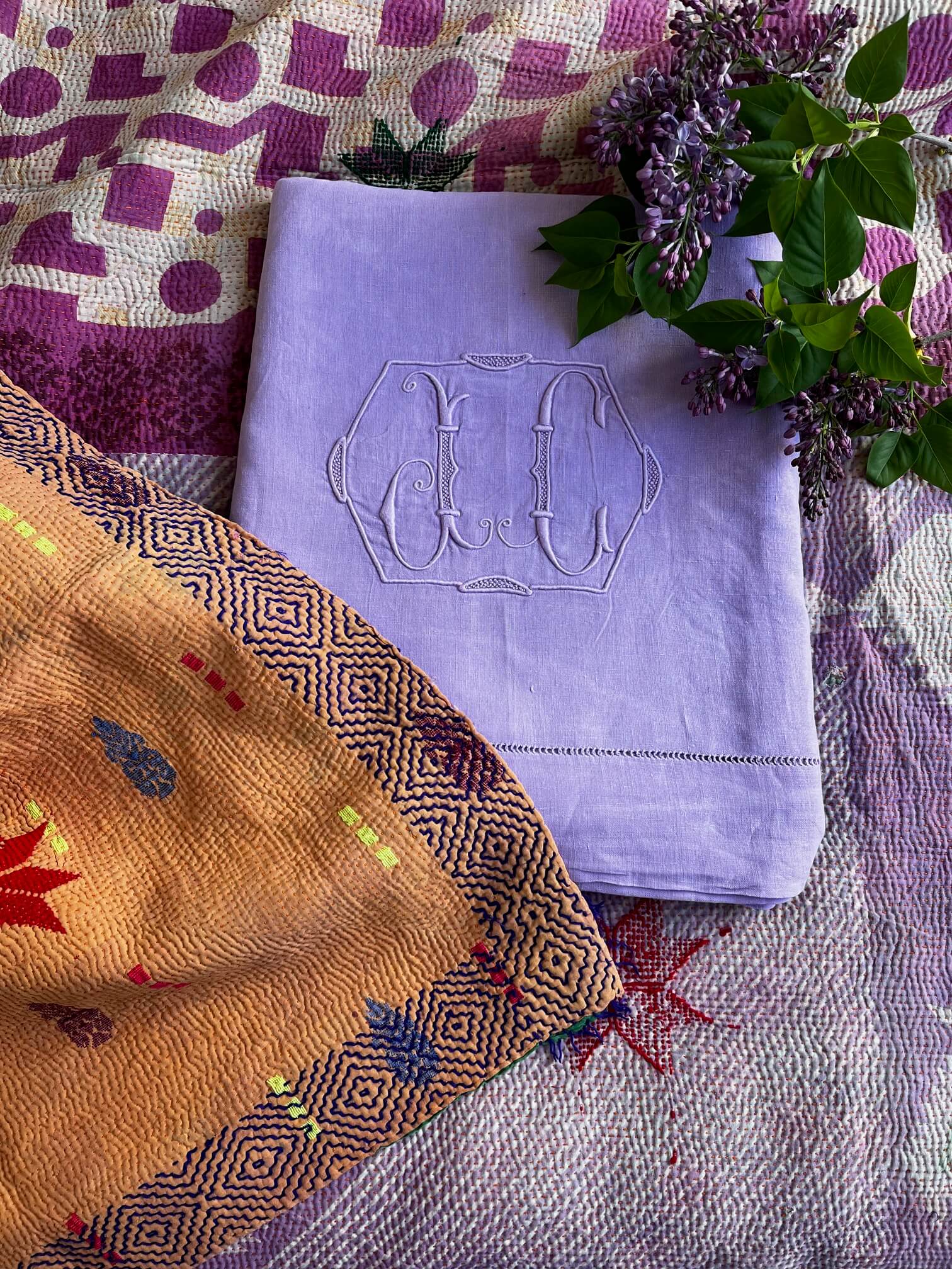 Jeté de lit kantha aux teintes chaudes, violet, pêche et rose indien