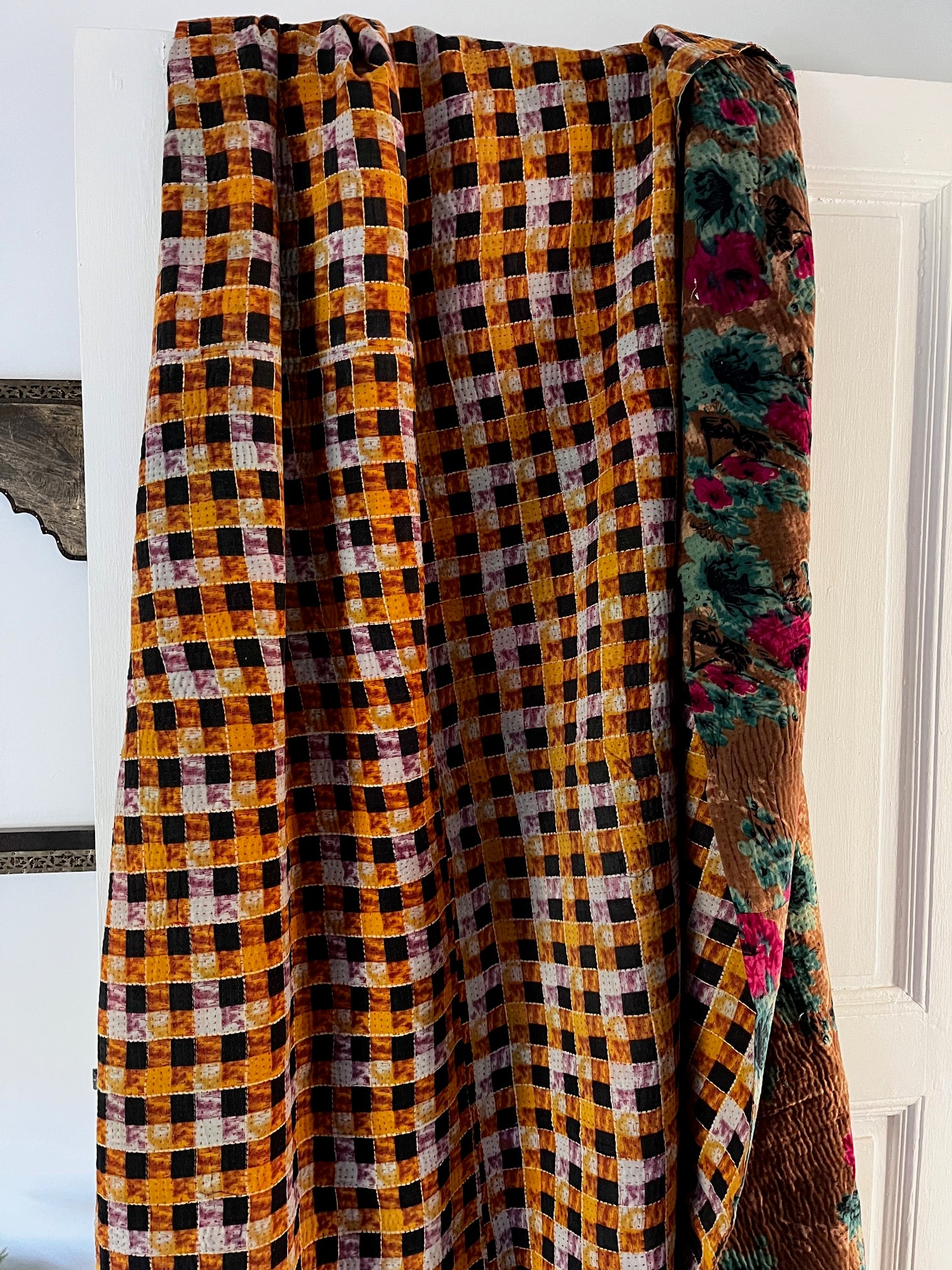 Kantha indien artisanal réversible en coton fleuri rose et bleu, pièce unique