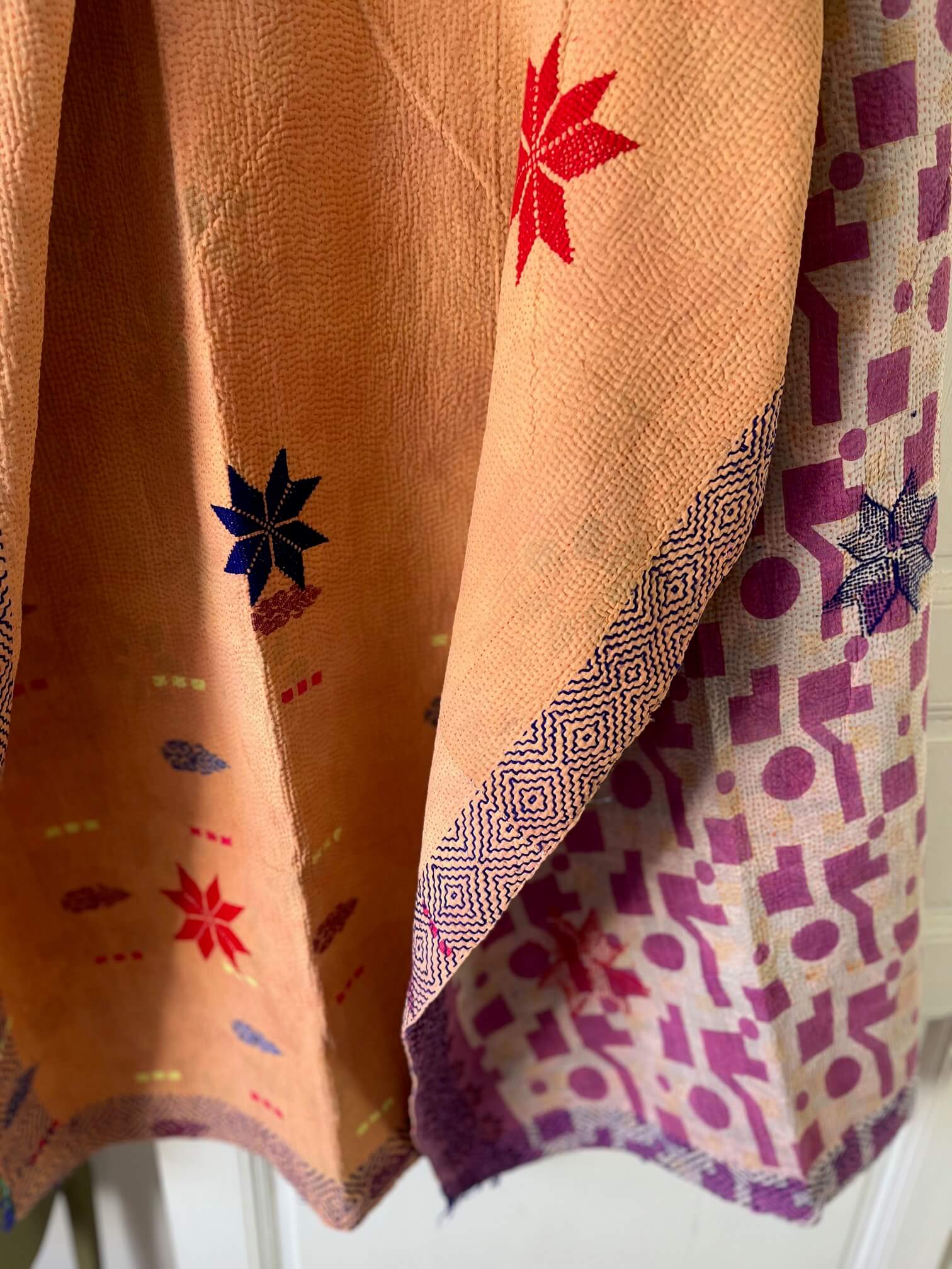 Détail des broderies étoilées faites main sur coton kantha indien