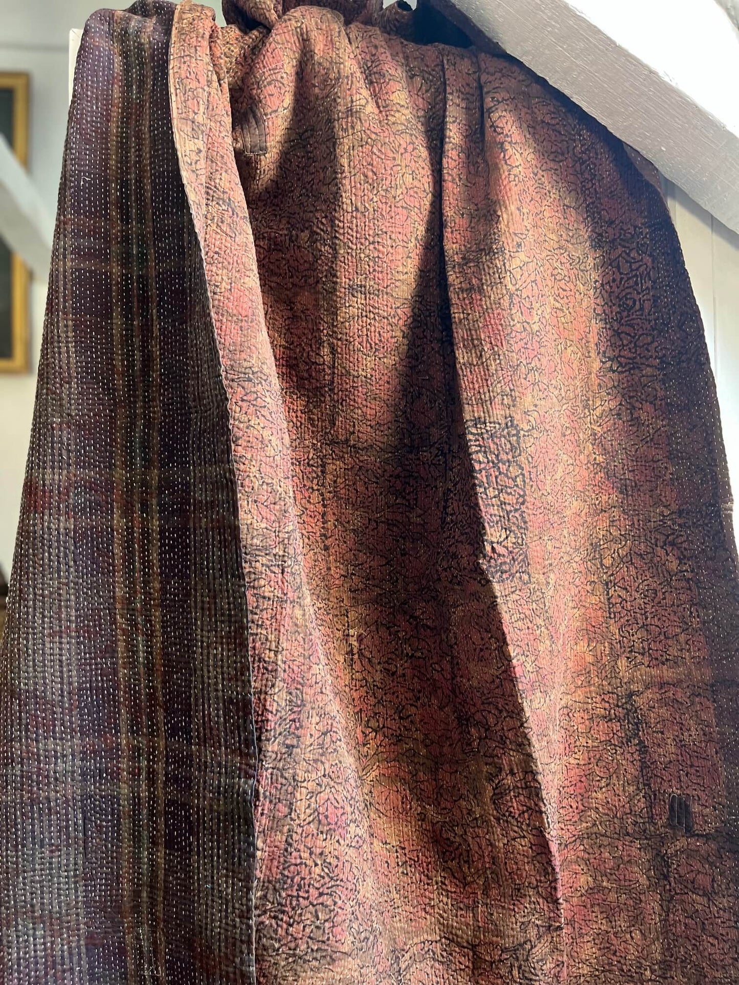 Kantha indien réversible en coton utilisé en couvre-lit dans une décoration bohème, chaleureuse et authentique.