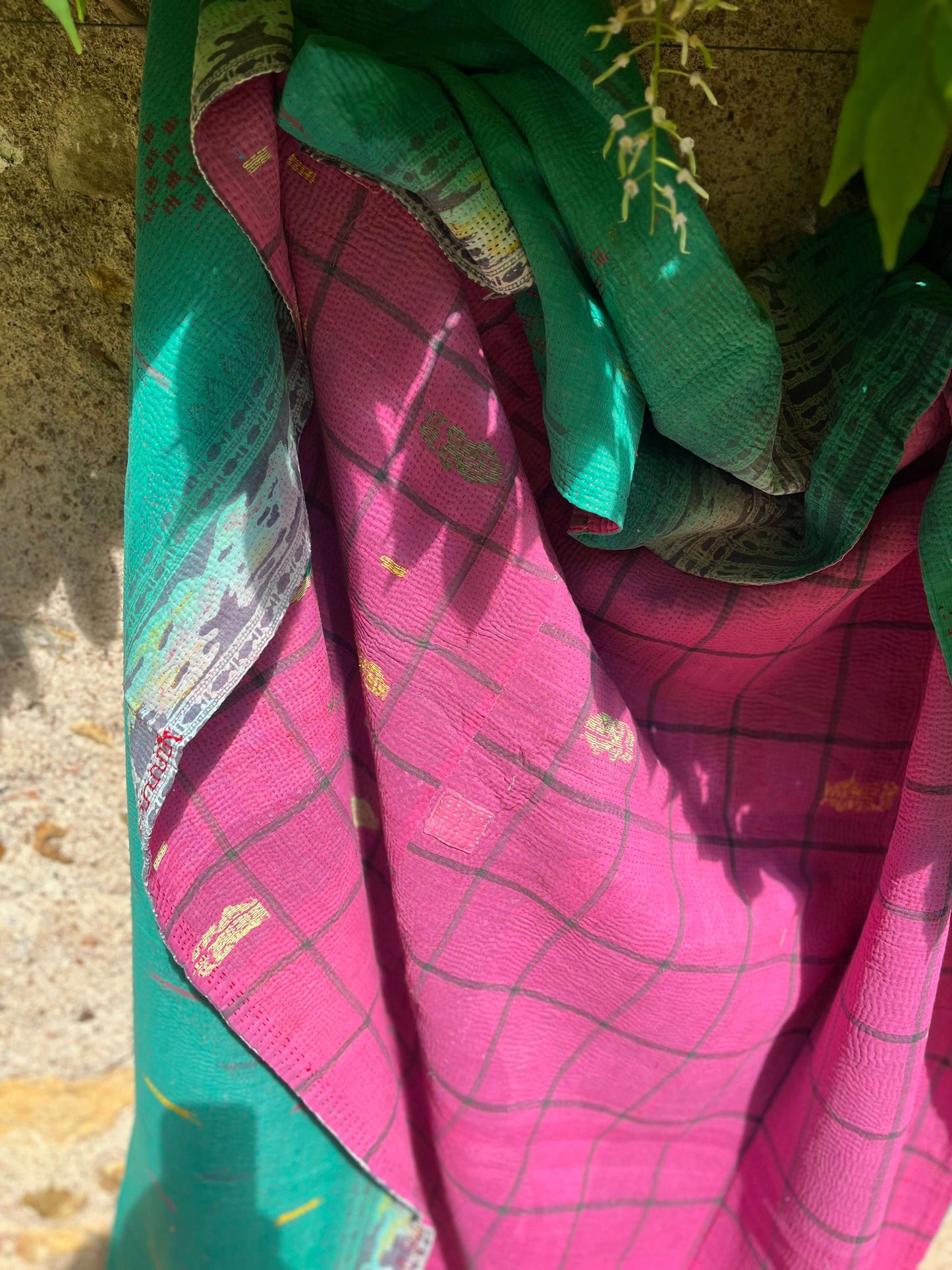 Kantha indien réversible fushia fait main en coton pour décoration bohème chic
