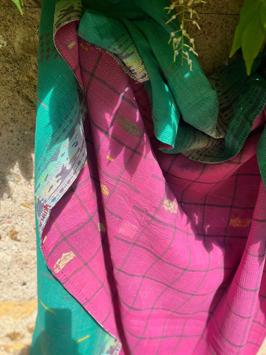 Kantha indien réversible fushia fait main en coton pour décoration bohème chic