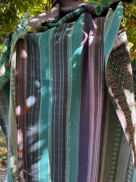 Kantha indien réversible bleu, vert et prune fait main en coton – couvre-lit artisanal pièce unique 130 × 200 cm.