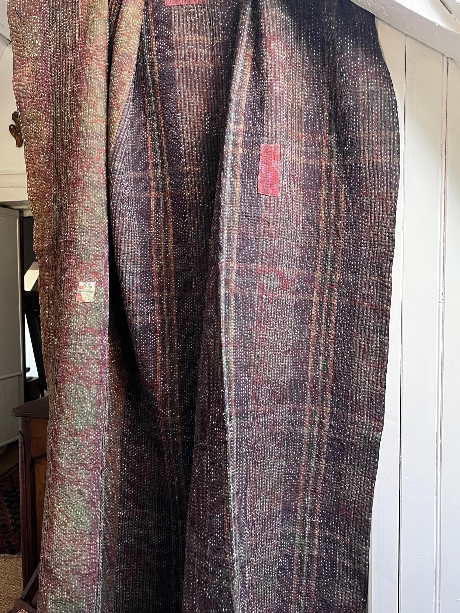 Verso en block print d'un kantha indien réversible en coton, motifs traditionnels noirs sur fond terracotta.